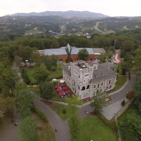 Castillo Del Bosque La Zoreda Hotel