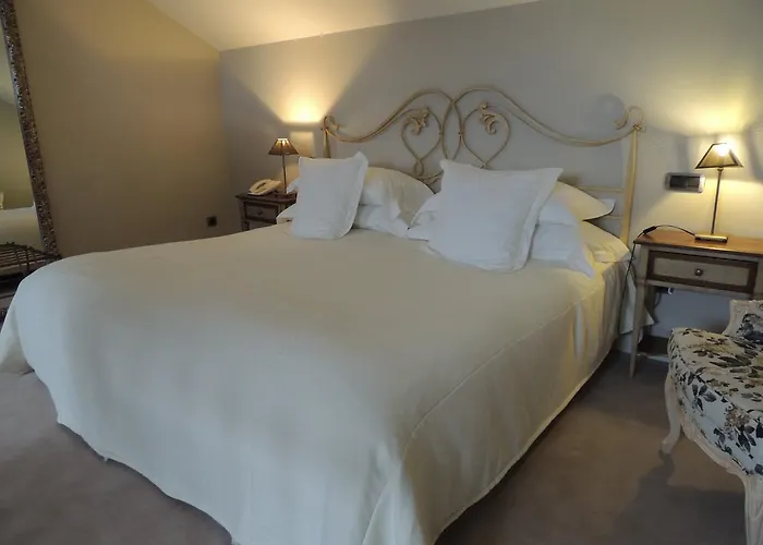 Castillo Del Bosque La Zoreda فندق